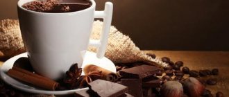 Чашка кофе с шоколадом и корицей