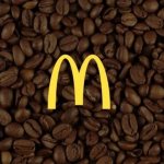 логотип макдональдс на фоне кофейных зерен