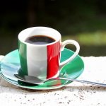Лучшие марки итальянского кофе - чашка эспрессо в цветах флага Италии